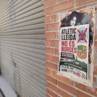 El lema “Atlètic Lleida no és Borges” decora les parets de la capital.