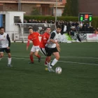 Un jugador del Borges amb l’afició de fons en un partit. - JORDI REÑÉ