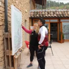 Ciclistes a Tarrés davant d’un mapa de rutes per les Garrigues. - S.T.