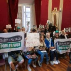 Els opositors van mostrar pancartes durant la sessió. - JORDI BONILLA