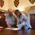 Vicent Lladonosa va fer entrega de l’estudi a Teresa Majoral i la seua família, amos del castell de les Pallargues. - JORDI BONILLA