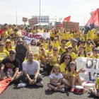 Centenars de docents van tallar l’A-2 durant mitja hora ahir a Tàrrega. - LAIA PEDRÓS