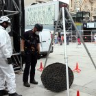 Diversos agents dels Mossos d'Esquadra revisant el clavegueram al voltant de la Sagrada Família amb motiu de la visita del Papa