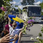 Nou intercanvi de presoners. Ucraïna i Rússia van concloure ahir el canvi amb èxit d’un total de 390 presoners de guerra, 185 per cada bàndol, en la continuació exitosa d’un dels pocs vincles que mantenen Kíiv i Moscou com és un procés d’intercanvi de capturats, gràcies molt en part a la mediació duta a terme pels Emirats Àrabs Units. - EFE/EPA/MAKSYM KISHKA