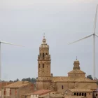 Aspes de dos molins sorgint al darrere del campanar de l’església de la Granadella. - JORDI ECHEVARRIA