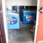 Danys a la porta d’accés al bar de les piscines municipals de Seròs. - PAU PASCUAL PRAT