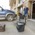 Un veí de les Borges Blanques deixa els seus cubells davant de casa perquè els recullin els camions. - JORDI ECHEVARRIA