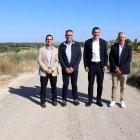 El conseller d'Agricultura, Òscar Ordeig, amb l'alcalde de Llardecans, Francesc Xavier Mor, i altres representants del Departament, de visita a un camí rural arranjat.