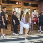 Espectadors a primera hora de la tarda d’ahir davant la taquilla dels cines Majèstic de Tàrrega. - LAIA PEDRÓS