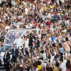 Multitudinari recorregut del pontífex a bord del papamòbil ahir quan va arribar a l’Estadi Olímpic Lluís Companys de Barcelona. - KIKE RICÓN / POOL / EUROPA PRESS