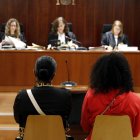 Les condemnades per furt i tràfic de drogues a Tremp, durant la vista de conformitat a l'Audiència de Lleida.
