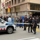 Efectius dels Mossos d'Esquadra i la policia local de Barcelona al lloc del crim.