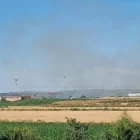 Efectius dels Bombers, ahir a l’incendi a Juneda.