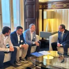 Els representants d’Impulsem amb el president del Parlament. - IMPULSEM