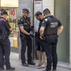 Agents dels Mossos i la Guàrdia Urbana, efectuant dimecres un escorcoll a l’Eix Comercial. - JORDI ECHEVARRIA