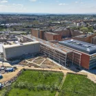 Imatge aèria de l’edifici de consultes externes i de tot l’hospital Arnau de Vilanova. - DEPARTAMENT DE SALUT