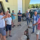 Pagesos d’Aspa, Alfés i el Cogul observen els filtres de les seues explotacions.