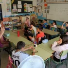 Els alumnes de l’escola d’Isona atenen el que diu la mestra durant una de les seues classes. - ZER PALLARS JUSSÀ