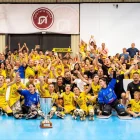 Les jugadores i l’staff del Vila-sana celebren el títol. - ANIOL MORAL