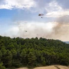 Mitjans aeris dels Bombers de la Generalitat ahir en les tasques d’extinció de l’incendi a Cervià de les Garrigues. - AGENTS RURALS