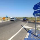 Diversos vehicles es dirigeixen a l’N-240 des de l’A-22 a la rotonda situada a l’altura de la Melusa. - E.B.D.