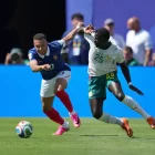Mbappé intenta endur-se la pilota davant de Malik Diouf. - EUROPA PRESS