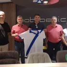 Carlos Cortijo, ahir durant la presentació, amb Enric Duch i membres del club. - XAVIER MADRONA