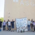 Els regants amb una pancarta i filtres obturats ahir. - LAIA PEDRÓS