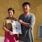 Jiaixiang Jin i Asmae Soussi, davant de la inscripció de Joan Solà, amb la regidora de Cultura, Lluïsa Pla. - J.GÓMEZ