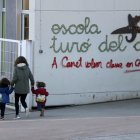 Una pintada a favor del catalán en la escuela Turó del Drac de Canet de Mar, en Barcelona.