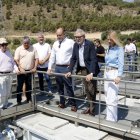 El president de la CHE, Carlos Arrazola, i l'alcalde de Lleida, Fèlix Larrosa, miren la planta potabilitzadora de la Mancomunitat d'Aigües de Pinyana