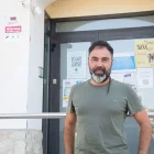 L’alcalde de Ribera d’Ondara, Francesc Sabanés, davant de l’edifici consistorial. - JORDI BONILLA
