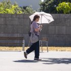 Una dona, amb un parasol a la ciutat de Lleida.