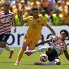 L’australià O’Neill intenta endur-se la pilota davant de McKennie. - EFE/STEPHAN BRASHEAR