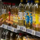 Un consumidor tria entre els olis en un supermercat. - EUROPA PRESS