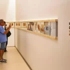 Alguns amics i companys de joventut de Miguel Gallardo no es van perdre l’estrena d’aquesta exposició a l’Anella del Morera. - JORDI ECHEVARRIA