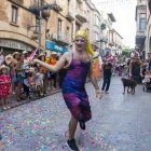 Tàrrega va celebrar ahir la Rua-Mani per l’Orgull, que va omplir el centre de festa i reivindicació. - JOAN GÓMEZ