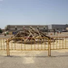 La foguera que organitza l’ajuntament d’Agramunt ja està llesta i perimetrada a la plaça Fondandana. - LAIA PEDRÓS