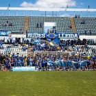 Foto de família de la plantilla amb l’afició en l’últim partit de la temporada finalitzada. - ALEX SAMPER