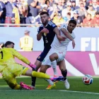 Hakimi intenta superar el guardameta escocès Gunn. - EUROPA PRESS