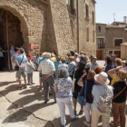El castell de les Pallargues, un dels més visitats de la ruta dels Castells del Sió, amb diversos grups ahir. - JORDI BONILLA