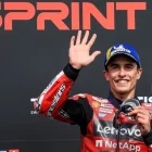 Marc Márquez ensenya la medalla de bronze després de ser tercer en la prova esprint, malgrat ser un circuit que li exigeix molt a nivell físic. - GRESINI RACING
