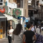 Un agent cívic supervisa l’activitat dels banyistes a l’espai Maria Rúbies de Camarasa. - PAU PASCUAL PRAT