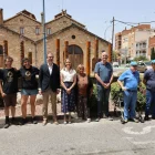 Autoritats, usuaris i treballadors de l’empresa Ferro Calent, en la inauguració. - J. GÓMEZ