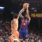 El blaugrana Kevin Punter busca un llançament puntejat. - EUROPA PRESS