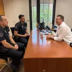 L’alcalde de Fraga, Ignacio Gramún, amb els dos agents. - AJUNTAMENT DE FRAGA