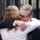 Keir Starmer s’abraça emocionat a la seua dona, Victoria, després d’anunciar la dimissió. - EFE/EPA/TOLGA AKMEN
