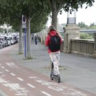 Una dona amb patinet elèctric a Lleida.