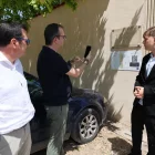 L’alcalde juntament amb Xavier Nabau i Marc Castañé, provant l’aplicació al cementiri. - J. GÓMEZ