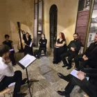 El Cor Cererols, dirigit per Marc Díaz, i l’arpista Esther Pinyol, ahir a Sant Joan de Boí. - BISBAT D’URGELL